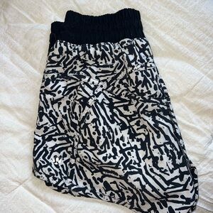Lululemon Shorts Black and White Womens